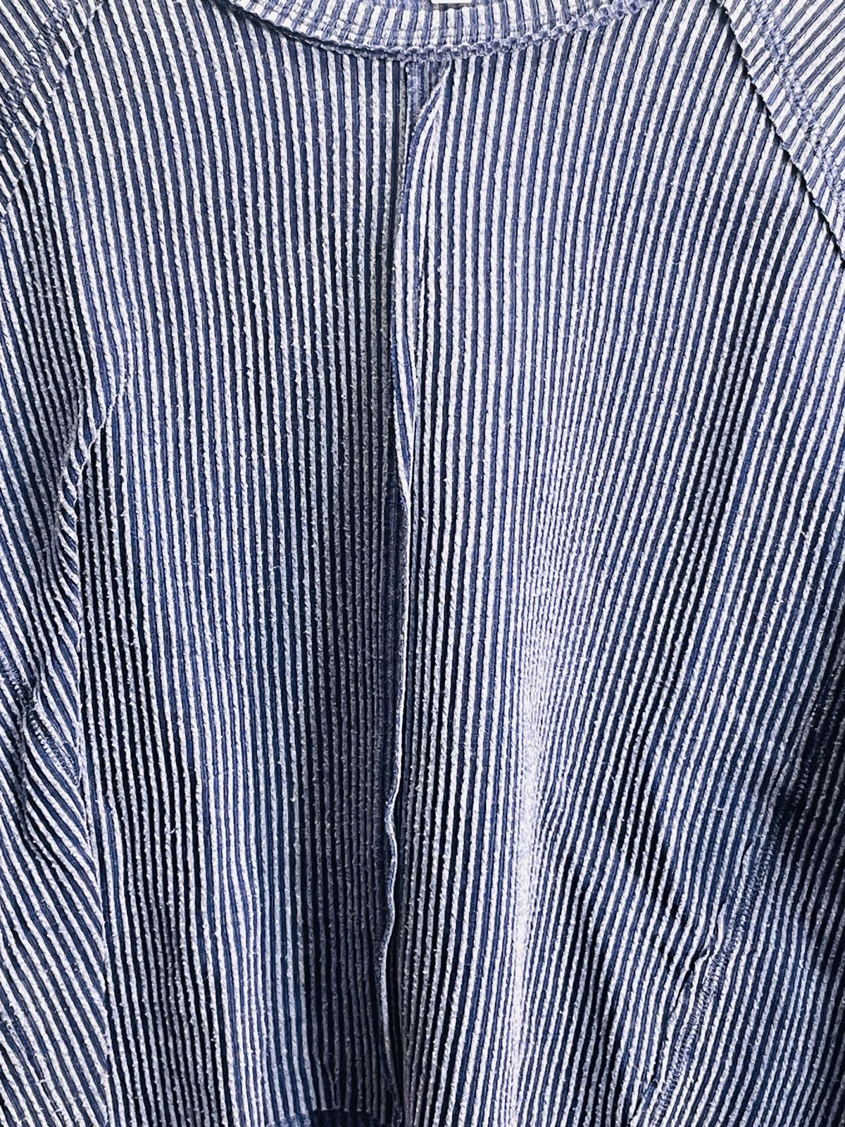 Discreet New York Blue and gray striped ribbed distressed cropped top Ladies L