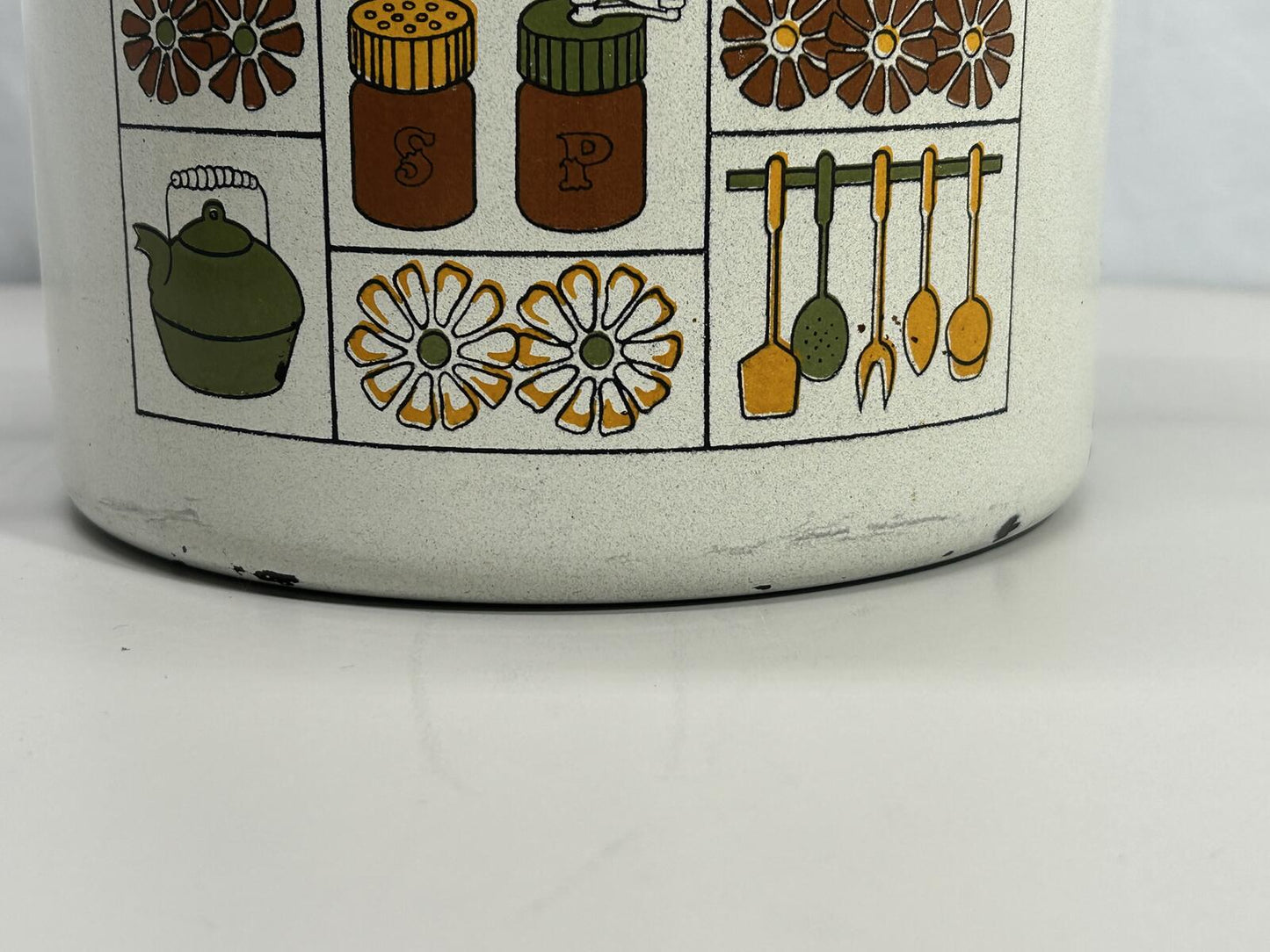 1970's Vintage Enamelware Cooking Stock Pot with Lid and Kitchen Motif